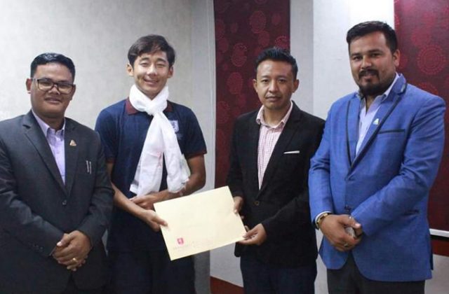 यु-१६ राष्ट्रिय पुरुष फुटबल टोलीका कप्तान लिम्बूलाई छात्रवृत्ति यु-१६ राष्ट्रिय पुरुष फुटबल टोलीका कप्तान लिम्बूलाई छात्रवृत्ति