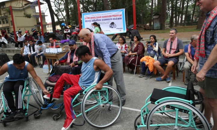 खेलकुद क्लबलाई व्हीलचेयर प्रदान