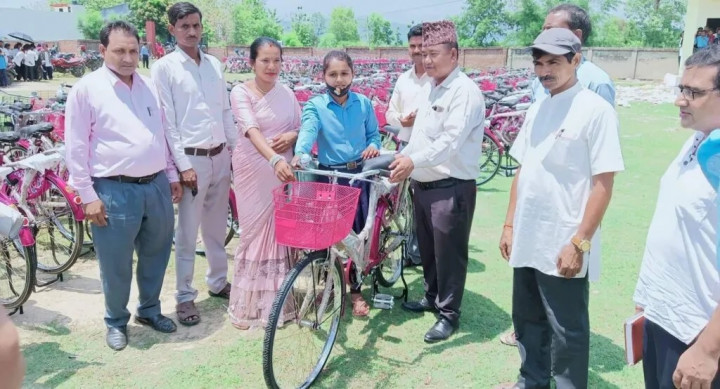 कपिलवस्तुमा ४१५ छात्रालाई साइकल वितरण