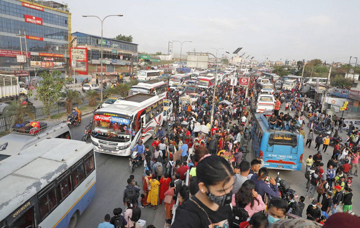 भोट हाल्न काठमाडौंबाट गाउँ फर्किनेको लर्काे