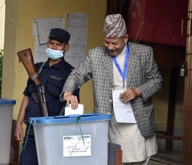 काठमाडौं महानगरको मेयर पदका प्रत्यासी स्थापितले गरे मतदान