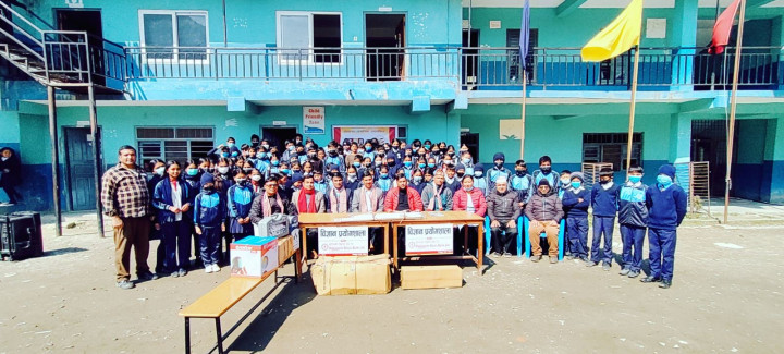 विद्यालयको साइन्स ल्याबका लागि महालक्ष्मी विकास बैंकद्वारा सामाग्री सहयोग