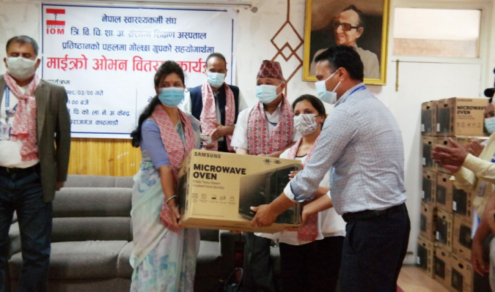 गोल्छा ग्रुपद्वारा शिक्षण अस्पताललाई सामसुङको ३० वटा माइक्रोवेभ ओभन प्रदान