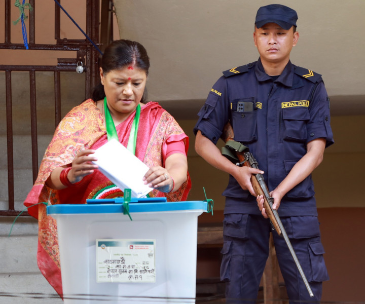 काठमाडाैं महानगर प्रमुखका उम्मेदवार सिंहद्वारा मतदान