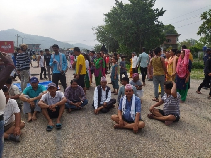 रौतहटमा स्थानीयले गरे महेन्द्र राजमार्ग अवरुद्ध