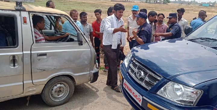 मतदातालाई बाँड्दै गरेको १२ कार्टुन रक्सी बरामद