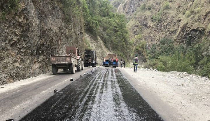 तातोपानी जोड्ने सडक कालोपत्र सुरु