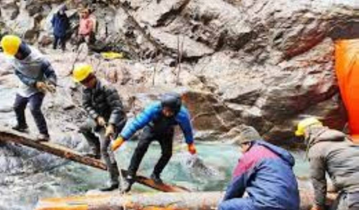 बेँसीसहर-चामे सडकको कल्भर्ट निर्माण गरिँदै