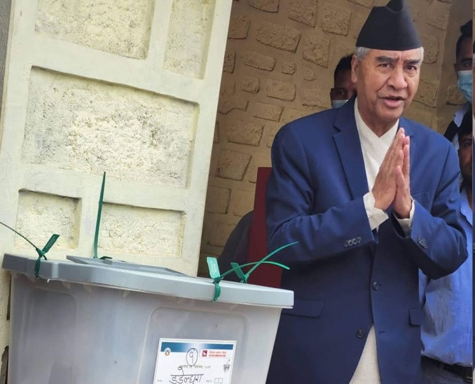 प्रधानमन्त्री देउवाले गरे मतदान, भने-निर्वाचन हुँदैन भन्ने ओलीजीले पनि गर्नुभयो होला