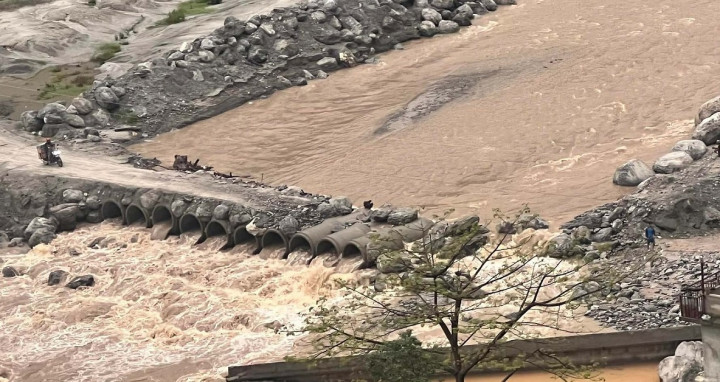 सिन्धुपाल्चोकमा वर्षाले फट्टेको पुलमा क्षति, मर्मत गरिँदै