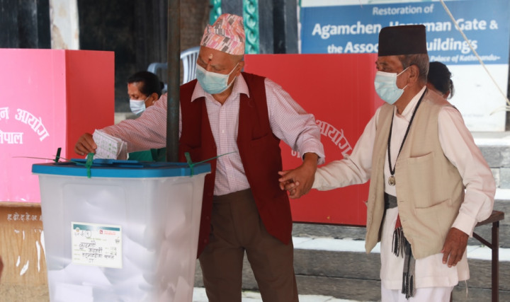 देशभर ३५ प्रतिशत मतदान, छिटफुट घटनाबाहेक उत्साहजनक सहभागिता