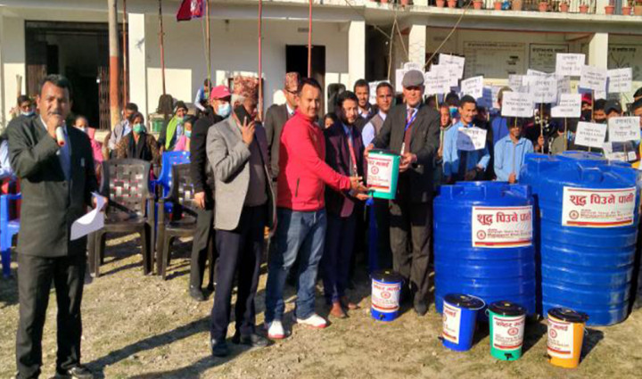 महालक्ष्मी विकास बैंकद्वारा विद्यालयलाई पानी ट्यांकी र डस्टबिन सहयोग