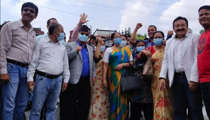 प्रदेश १ मा एमालेका १० सांसदले गराए नेकपा (एस)मा सनाखत