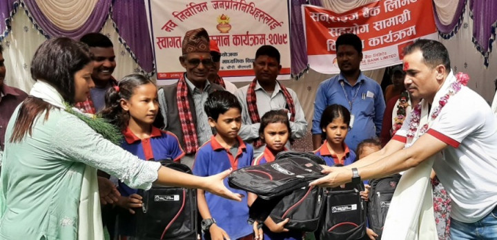 सनराइज बैंकद्वारा शैक्षिक सामग्री सहयोग