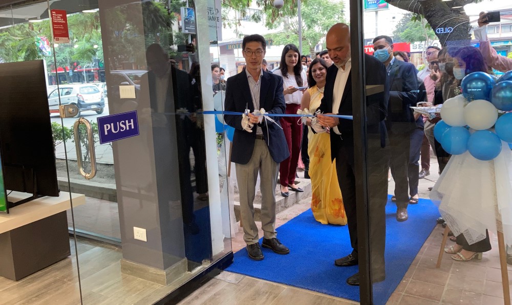 हिम इलेक्ट्रोनिक्सको शोरुमलाई स्तरवृद्धि गरियो