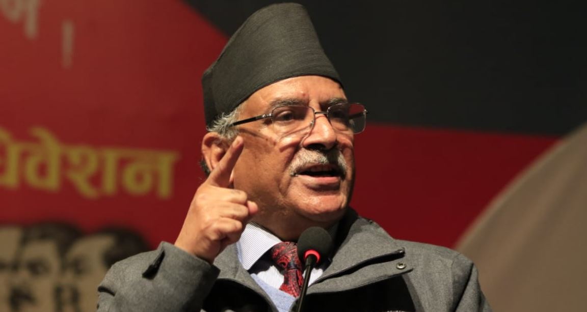 प्रचण्डलाई जुत्ताको माला लगाउने प्रयास, एक युवा प्रहरीको नियन्त्रणमा