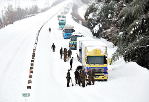 जापानमा भारी हिमपात, यातायात अवरुद्ध