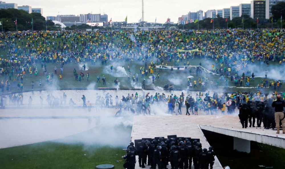 ब्राजिलमा पूर्वराष्ट्रपति बोल्सोनारोका समर्थकले गरे संसद, राष्ट्रपतिको दरबार र अदालतमा हमला