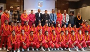 भारतसँग मैत्रीपूर्ण फुटबल खेल्दै नेपाली महिला टाेली