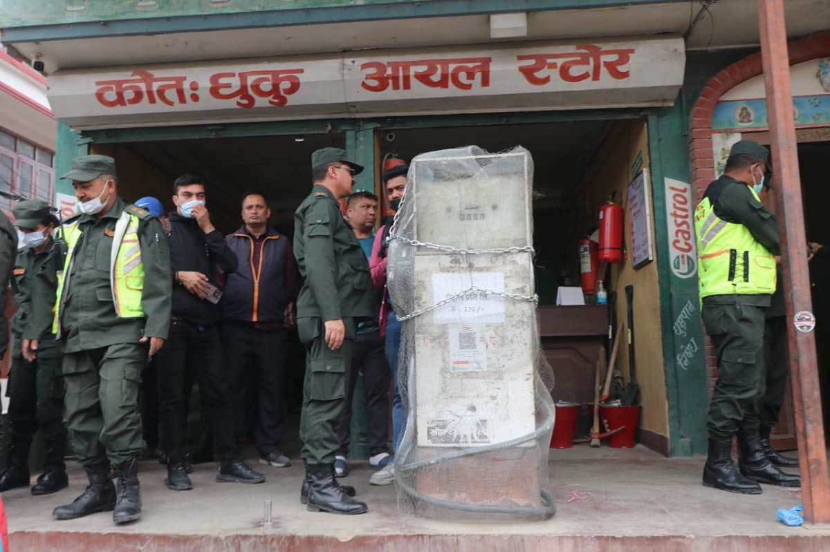 बालाजुको कोतःधुकु पेट्रोल पम्पमा काठमाडौं महानगरको सिल