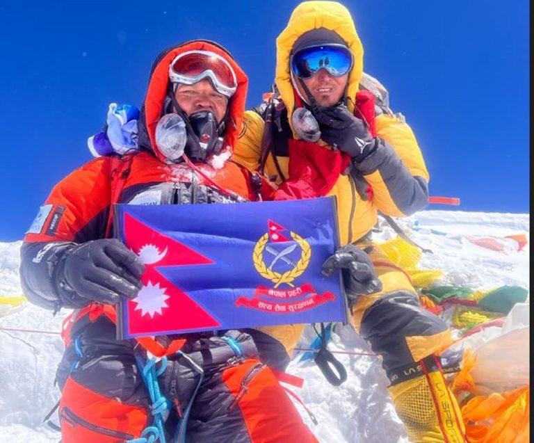 नेपाल प्रहरीका कर्मचारीले गरे सगरमाथाको सफल आरोहण