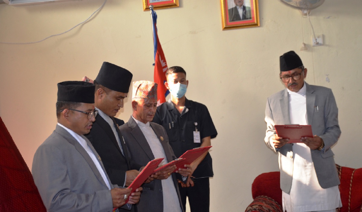 सुदूरपश्चिमका तीन मन्त्री र एक राज्यमन्त्रीद्वारा शपथ ग्रहण