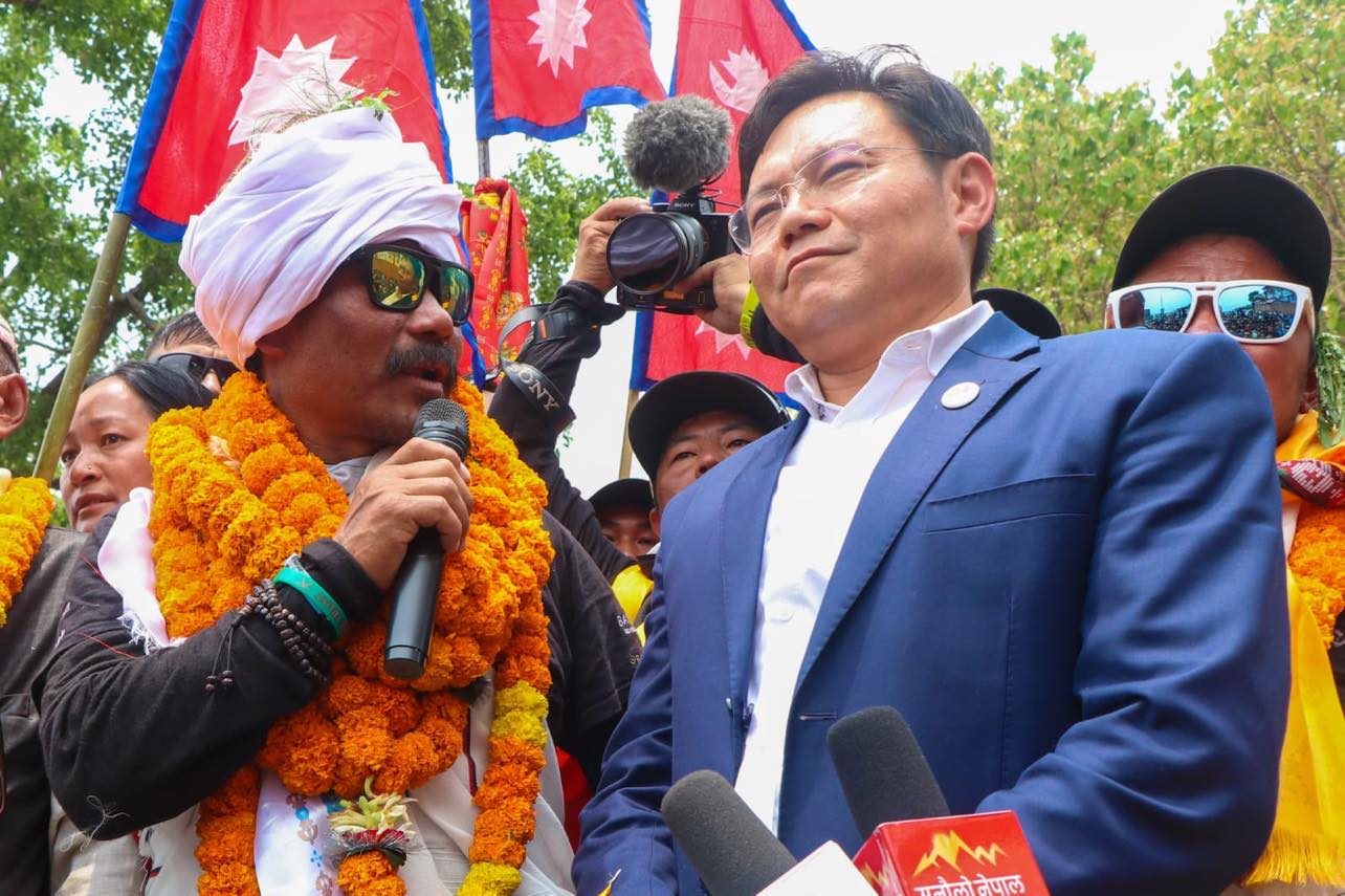 त्रिभुवन विमानस्थलमा कीर्तिमानी आरोही हरि बुढामगरको भव्य स्वागत (फोटोफिचर)