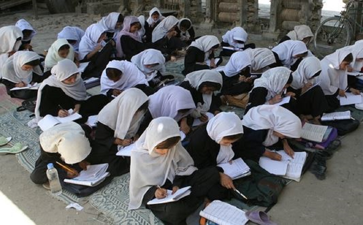 ८० छात्रालाई दिईयो बिषाक्त खाना, अस्पतालमा भर्ना