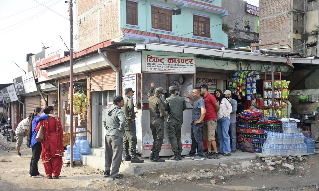 बसपार्क बाहिरका टिकट काउन्टर हटाउन थाल्यो महानगर