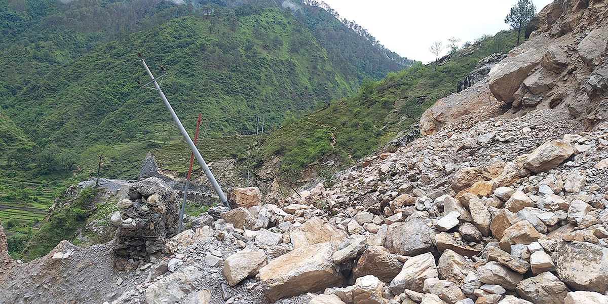 पहिरोले जयपृथ्वी राजमार्ग अवरुद्ध