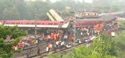 भारतको ओडिशामा भयानक रेल दुर्घटना, २ सय बढीको मृत्यु, ९ सय घाइते