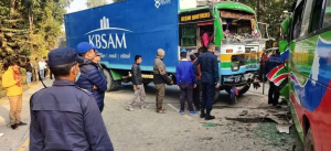 मुग्लिन–नारायणगढ सडकखण्डमा बस र ट्रक ठोक्किए, ११ जना घाइते