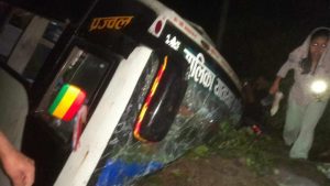 धनगढीबाट काठमाडौं जाँदै गरेको बस दुम्कीबासमा दुर्घटना, २९ जना घाइते