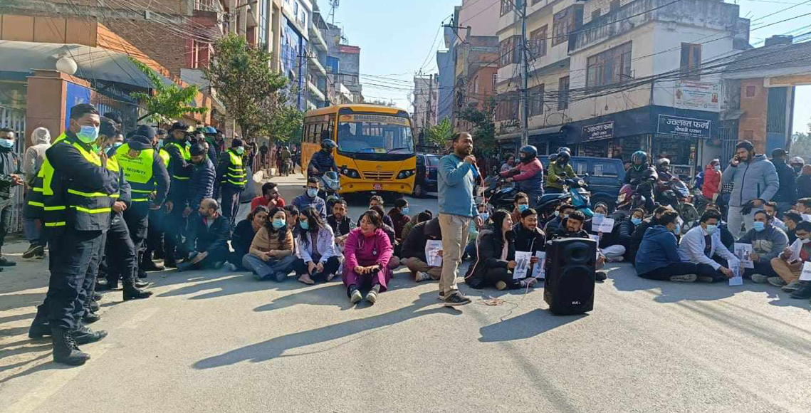 केएमसीका चिकित्सक सडकमा बसेर आन्दोलन गर्दै