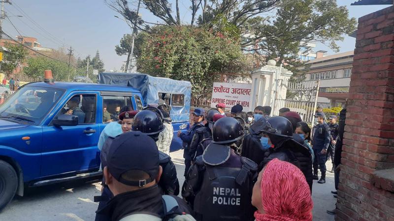 न्यायाधीश गिरीकी पत्नी आरती सर्वोच्चको गेटबाट पक्राउ