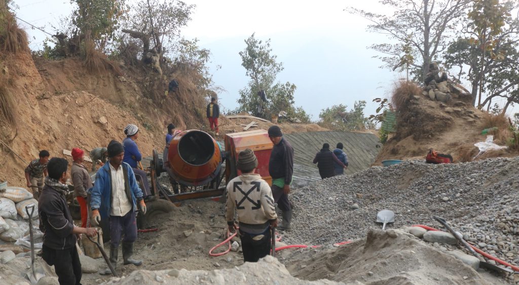 सडक निर्माणमा भएको ढिलाइप्रति ध्यानाकर्षण गराउन दबाबयात्रा