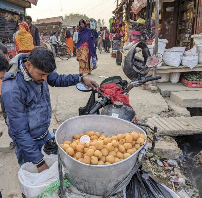 नियमन नहुँदा रौतहटको बजारमा छ्यापछ्याप्ती गुणस्तरहीन भारतीय मिठाइ
