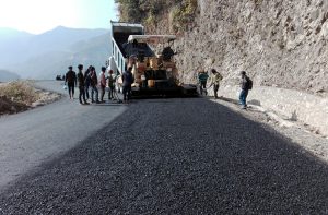 ‘ट्र्याक’ खुलेको २९ वर्षपछि सडक कालोपत्र गरिँदै