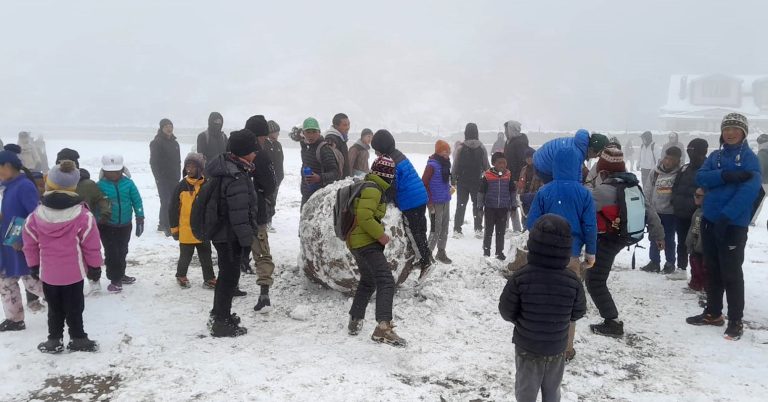 चैतको हिउँले खुम्बु क्षेत्र सेताम्मे