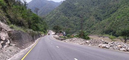 नारायणगढ- मुग्लिन सडक अवरुद्ध