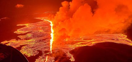 इन्डोनेसियामा ज्वालामुखी बिष्फोटन, ११ हजार बढीलाइ अन्यत्र सारियो