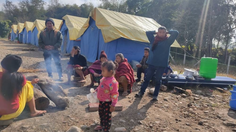 त्रिपालमुनि अनिदोमै रात कटाउँदै आगलागीपीडित परिवार