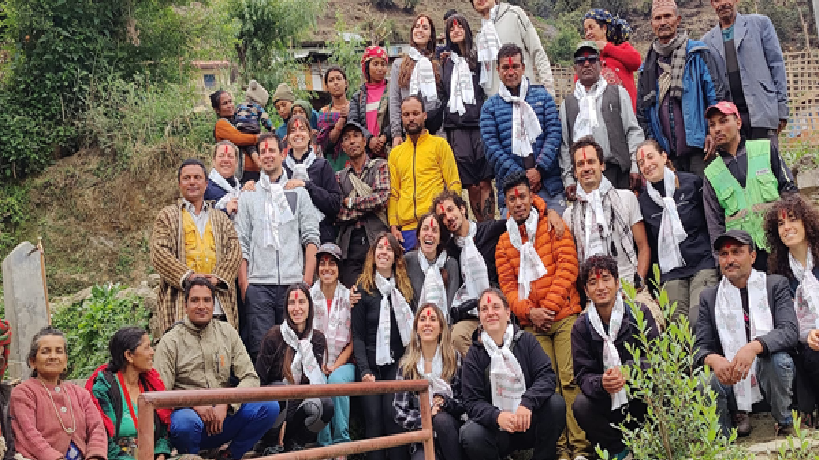 भिरमा मह काढेको छायाङ्कन गर्न नेशनल जियोग्राफी टोली म्याग्दीमा