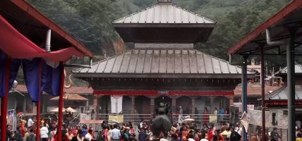 अक्षय तृतीयाः डोलेश्वरमा दर्शनार्थीको  घुइचो
