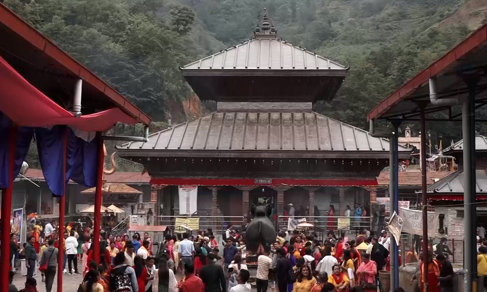 अक्षय तृतीयाः डोलेश्वरमा दर्शनार्थीको  घुइचो