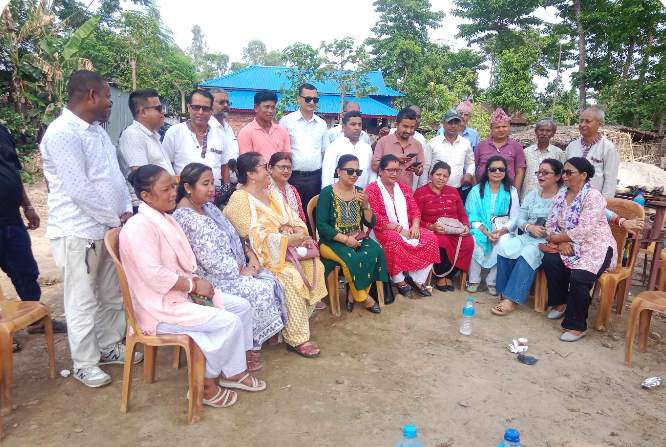 आगलागी पीडित ग्रील उद्योगीलाई घरेलु महासंगको सहयोग