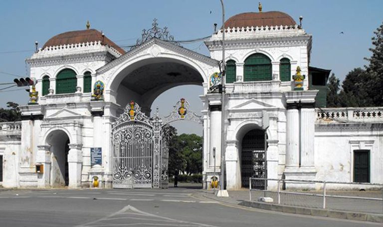 सिंहदरबार धाइरहेका सहिदका बुबा भन्नुहुन्छः छोराको बलिदान खेर नजाओस्