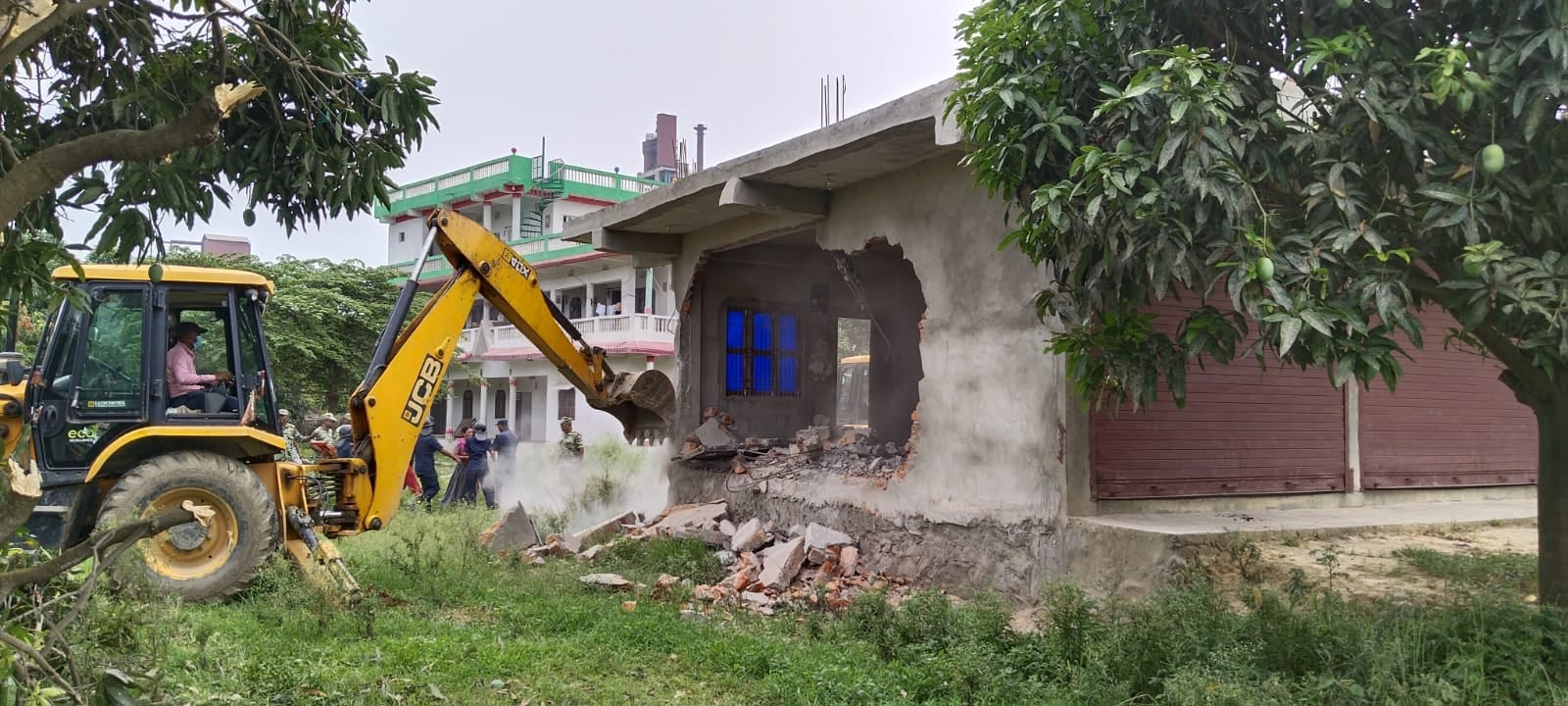 करोडौंको जग्गा हड्पेर बनाइएको घरमा वन कार्यालयले चलायो डोजर
