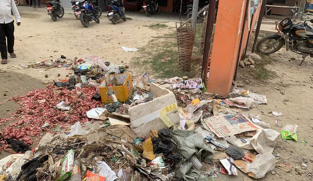  फोहर नउठाएपछि नगरपालिकाको मूलगेटमा फोहर