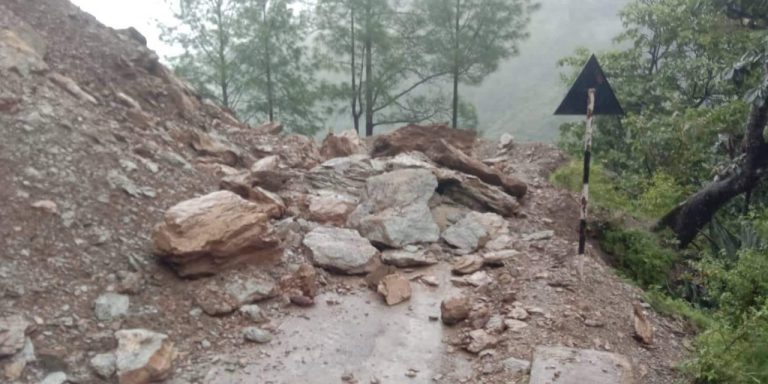 ठाउँठाउँमा पहिरो खस्दा कर्णाली करिडोर अवरुद्ध